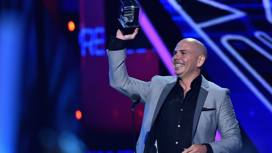 Pitbull ganó el premio a mejor artista urbano en los premios Juventud, de la cadena Univisión. (Crédito:Rodrigo Varela/Getty Images For Univision)