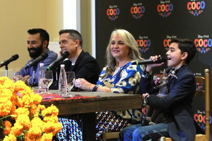 MEX11. CIUDAD DE MÉXICO (MÉXICO), 24/10/2017.- Los directores Adrián Molina (i) y Lee Unkrich (2i), el niño Luis Ángel Gómez (d) y la productora Darla Anderson (d) participan en una conferencia de prensa para la presentación de la película "Coco" hoy, martes 24 de octubre de 2017, en Ciudad de México (México). "Coco", la más reciente película de Disney·Pixar, es una historia de amor a México a través de una de sus tradiciones más conocidas, el Día de Muertos, y también una reivindicación de la comunidad latina y su creatividad, afirmaron hoy sus creadores. El filme se estrenará este viernes 27 de octubre en miles de salas mexicanas, antes de su estreno mundial previsto para finales de noviembre. EFE/Mario Guzmán